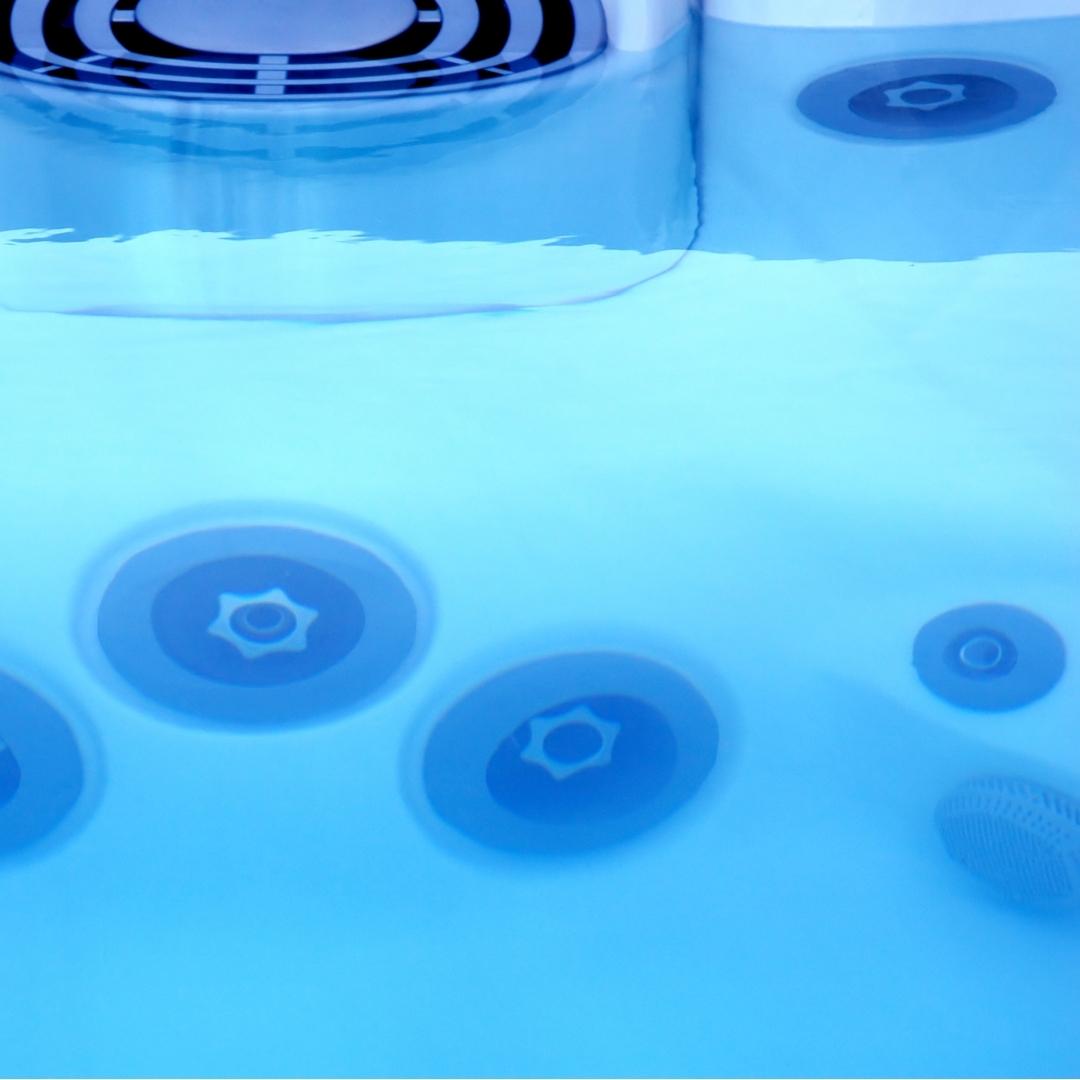 Close hot tub jets